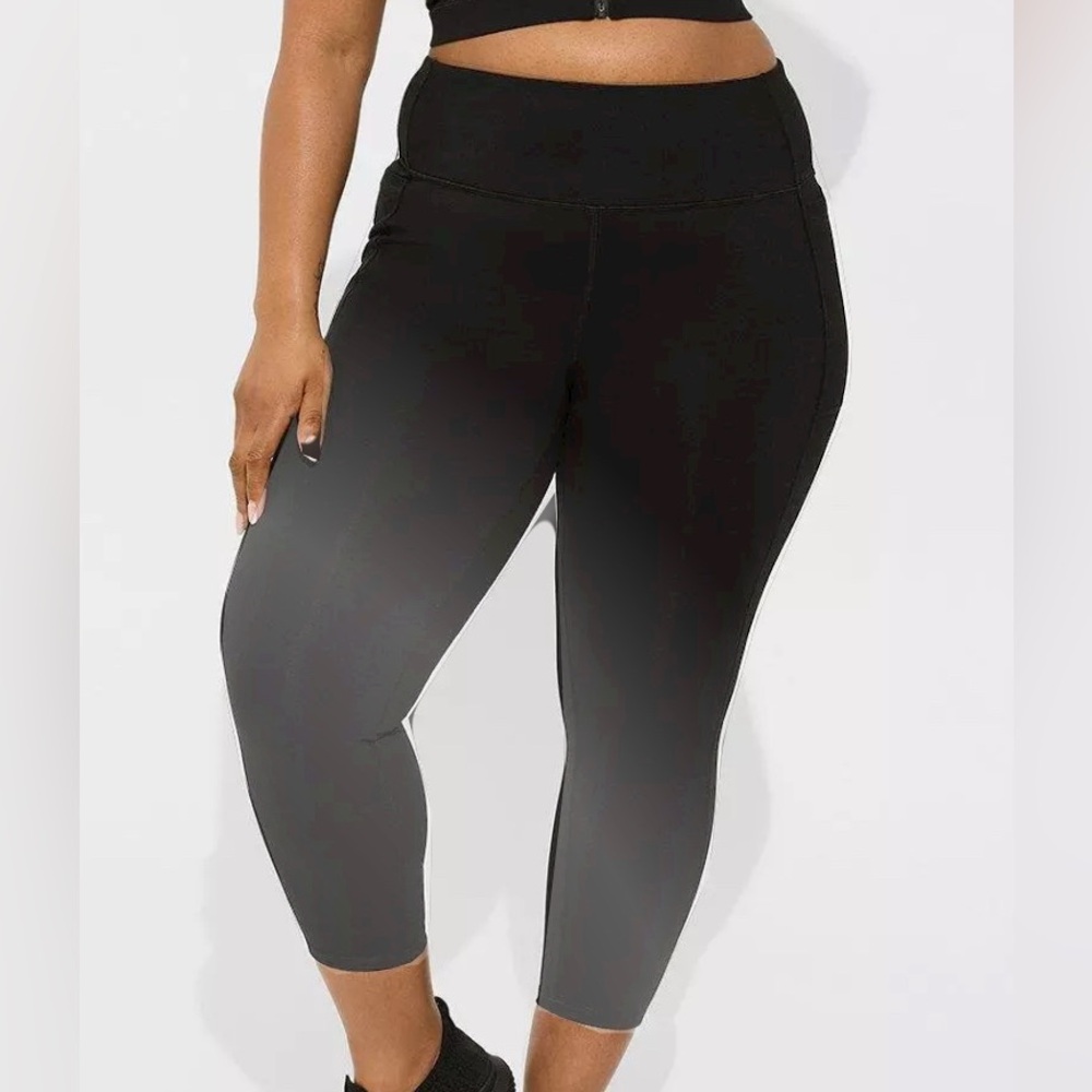 Torrid active crop leggings size 5 (28)